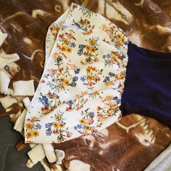 Beautiful Discreet brand top with flare sleeves. - Picture 4 of 5